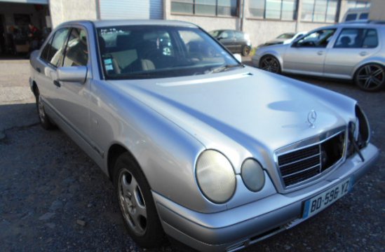 MERCEDES E240 2.4 I 4P