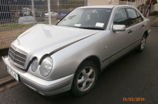 MERCEDES E220 2.2 D 4P